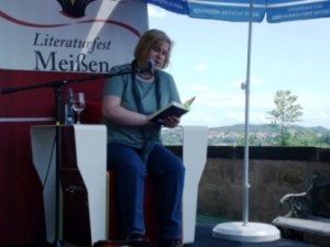 Lesung in Meißen 2011 Autorin lesend