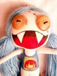 dyabollos Avatar: Eine Stoffpuppe mit Vampierzähnen